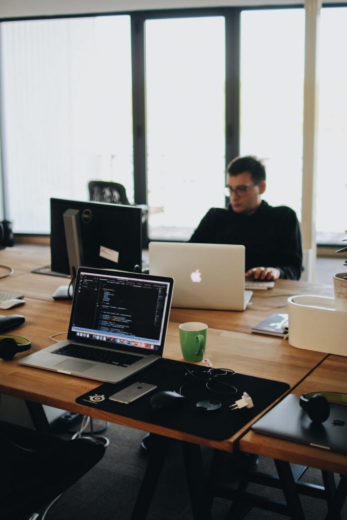 Computerscherm met hosting vergelijking tools - beste hosting vinden leicht gemaakt voor website-eigenaren