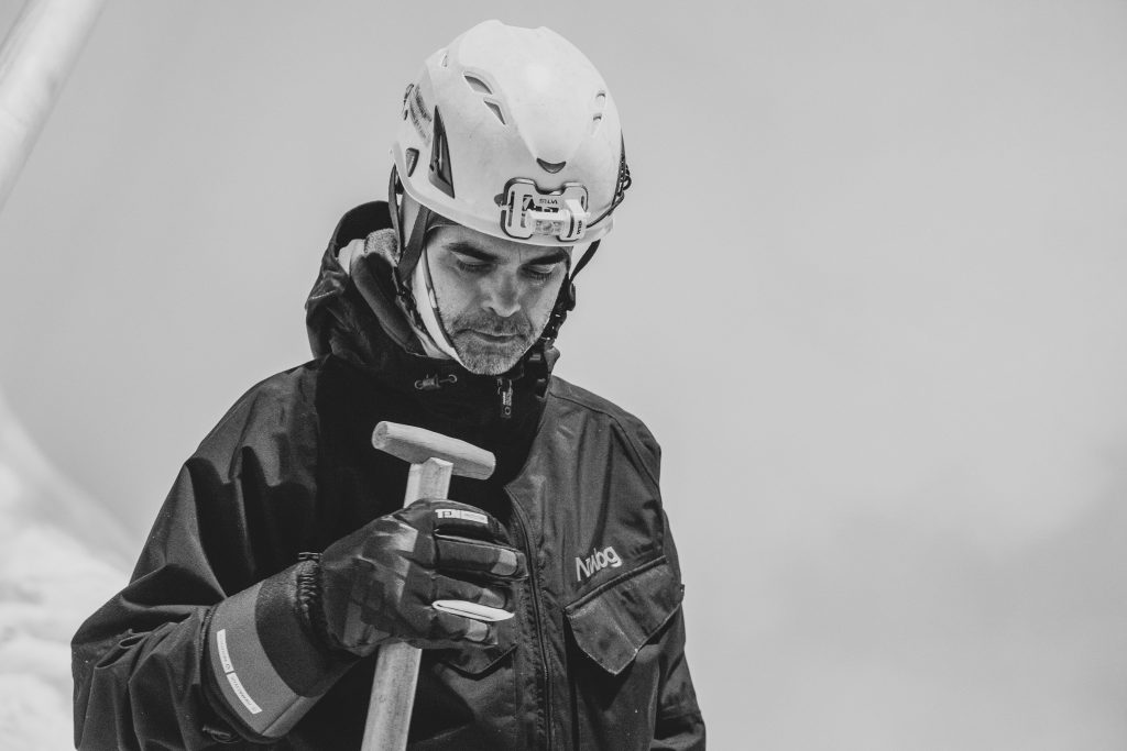 Medewerkers in uniforme bedrukte beroepskleding met bedrijfslogo voor professionele uitstraling
