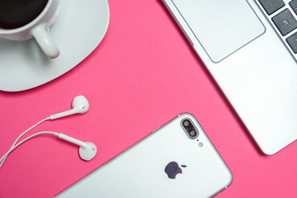 Illustratie toont effectieve marketing via social media strategieën op populaire platforms als Facebook en Instagram voor bed