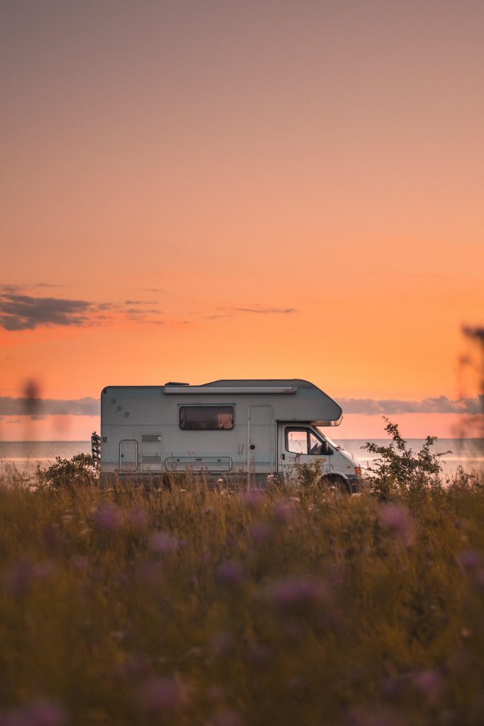 De Vossenhoek Caravans & Recreatie showroom met uitstalling van caravans en kampeeruitrusting in Oud-Gastel