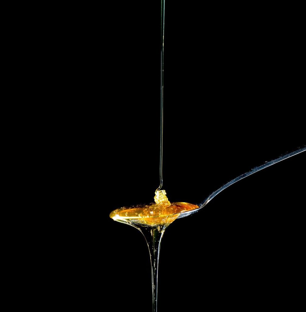 Boekweithoning met diepe amberkleur, bekend om zijn robuuste smaak en gezondheidsvoordelen