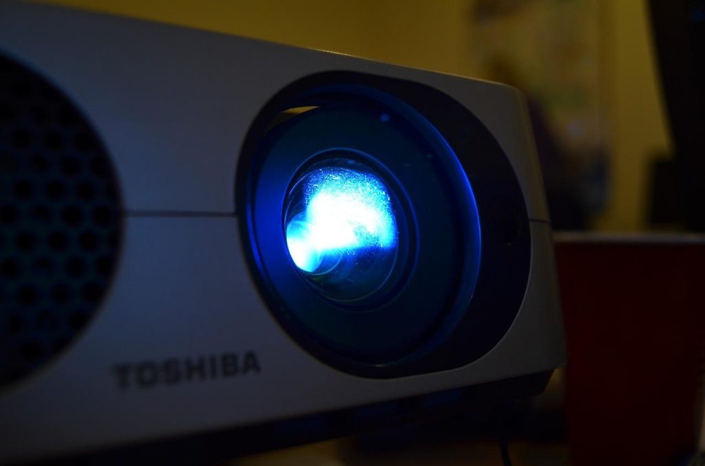 Vergelijking van beamerspecs voor thuisbioscoop - resolutie, lumen en contrastverhouding