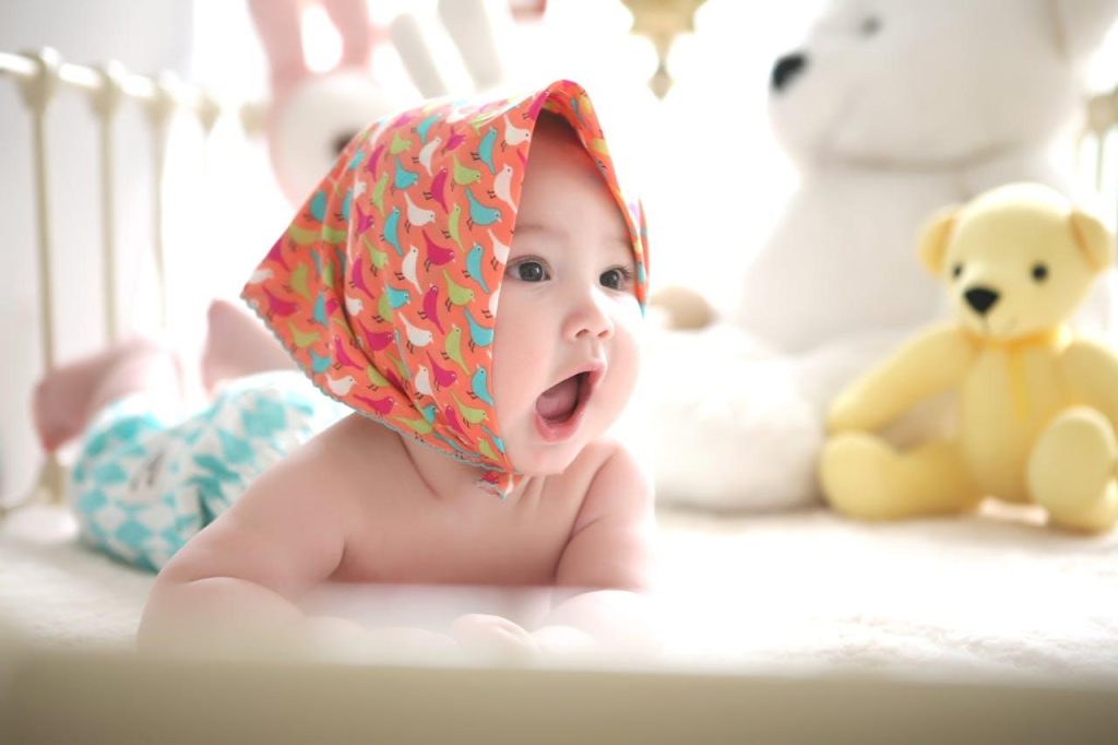 Moeder met pasgeboren baby - zorgverzekering voor baby's beschermt gezondheid en welzijn van pasgeborenen