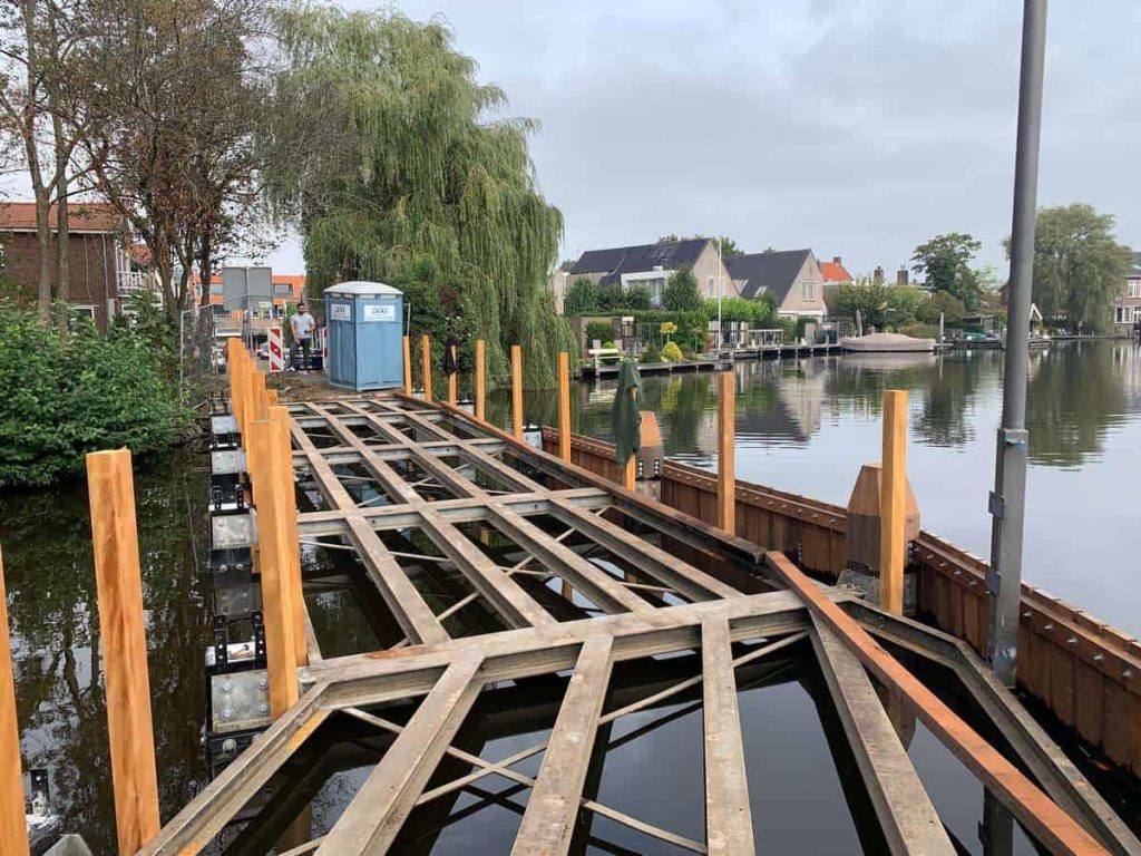 Ingenieurs voeren controle uit tijdens bruggenbouw om veiligheid en kwaliteit van de constructie te waarborgen