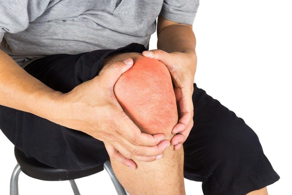 Illustratie van kniepijn zonder duidelijke oorzaak met anatomische weergave van het kniegewricht en mogelijke onderliggende f