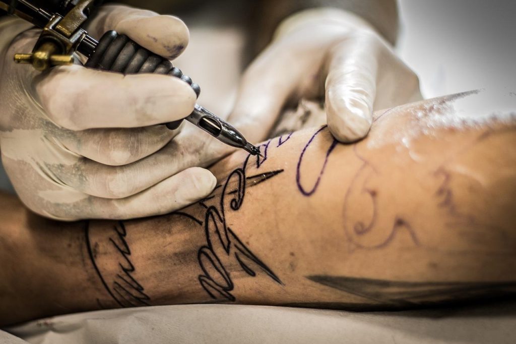 Tattoo nazorg voor gevoelige huid: toepassing van speciale creme voor optimale genezing en bescherming
