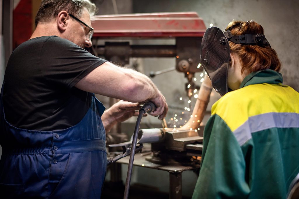 Ponsen in metaalbewerking met stempelpers voor precisie gaten en vormen in metalen platen