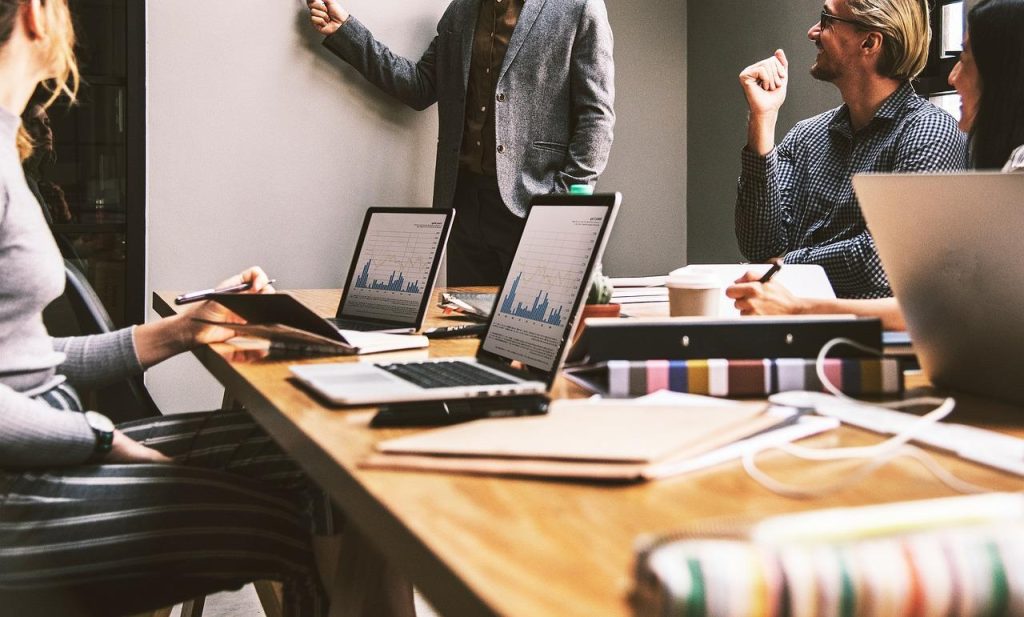 Illustratie over business coaching: een coach helpt ondernemers bij het bereiken van doelen en verbeteren van bedrijfsprestat