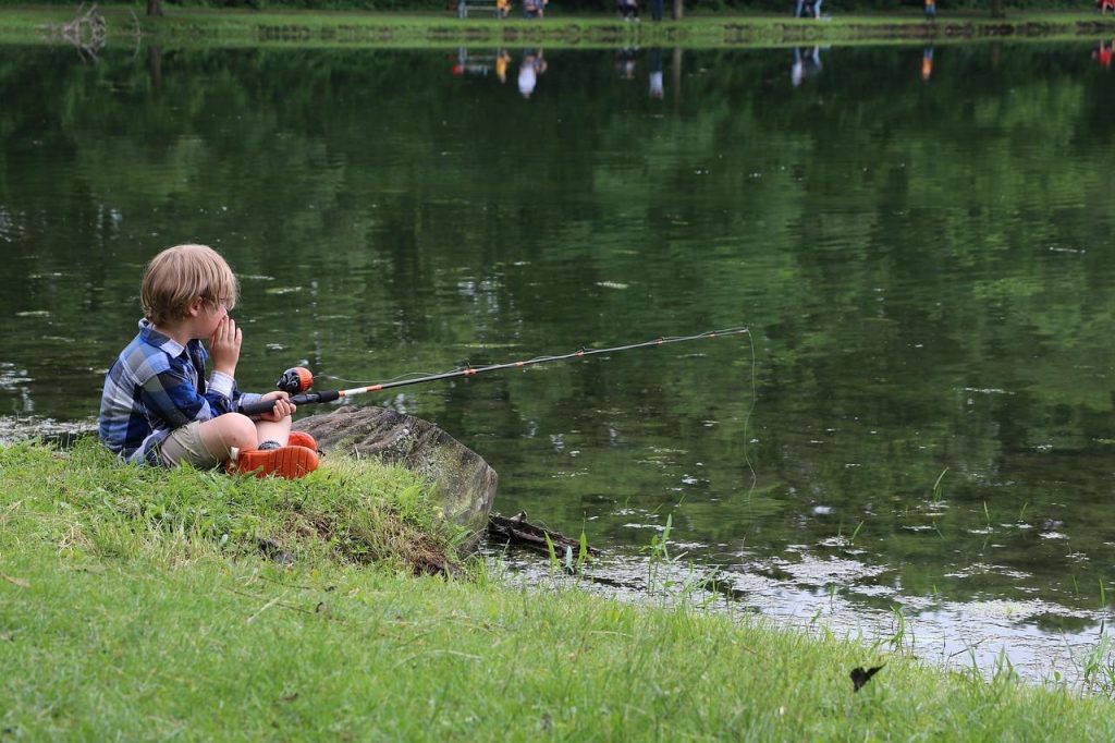 Visser aan het water tijdens hengelsport in Best met hengel en uitrusting