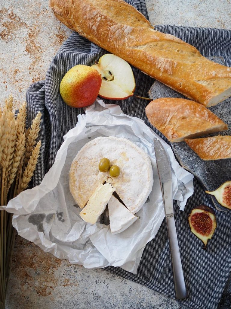 Mooi verzorgde Delicate Snackplank met kaas, charcuterie, fruit, noten en groenten op houten plank