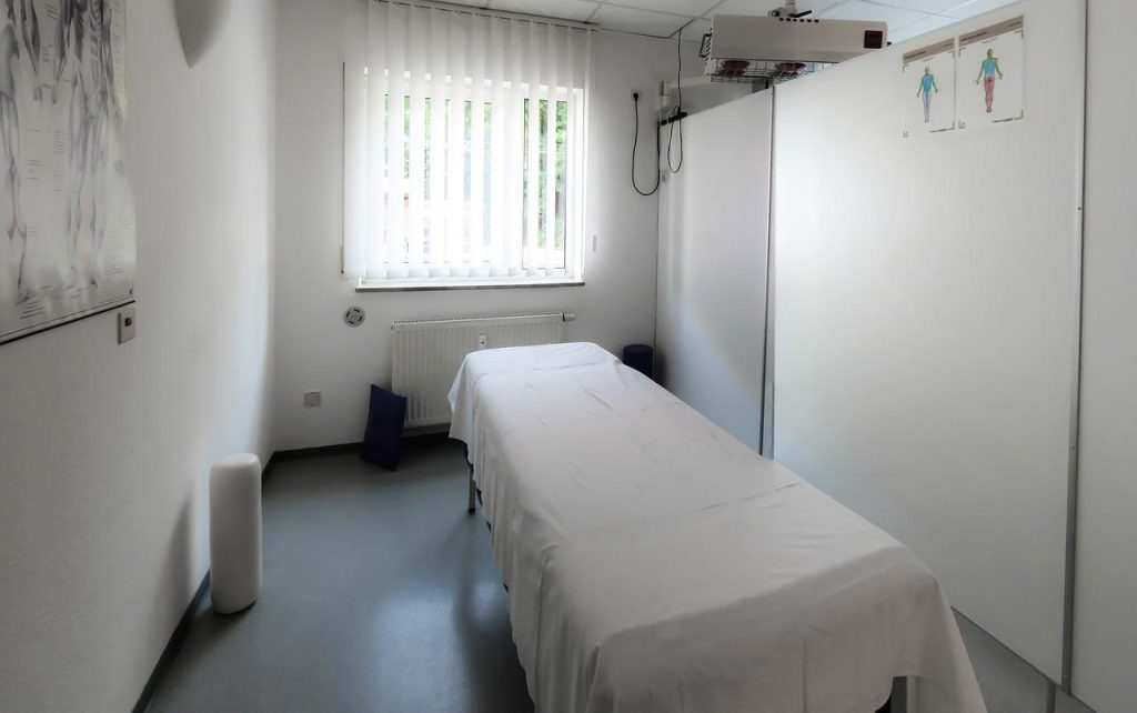 Fysiotherapeut voert dry needling uit ter behandeling van spierklachten en triggerpoints