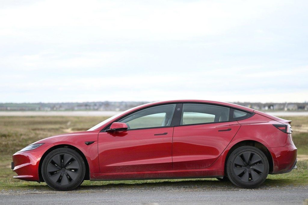 Illustratie van laadpalen die elektrisch rijden goedkoop houden met zonnepanelen en thuislaadstation