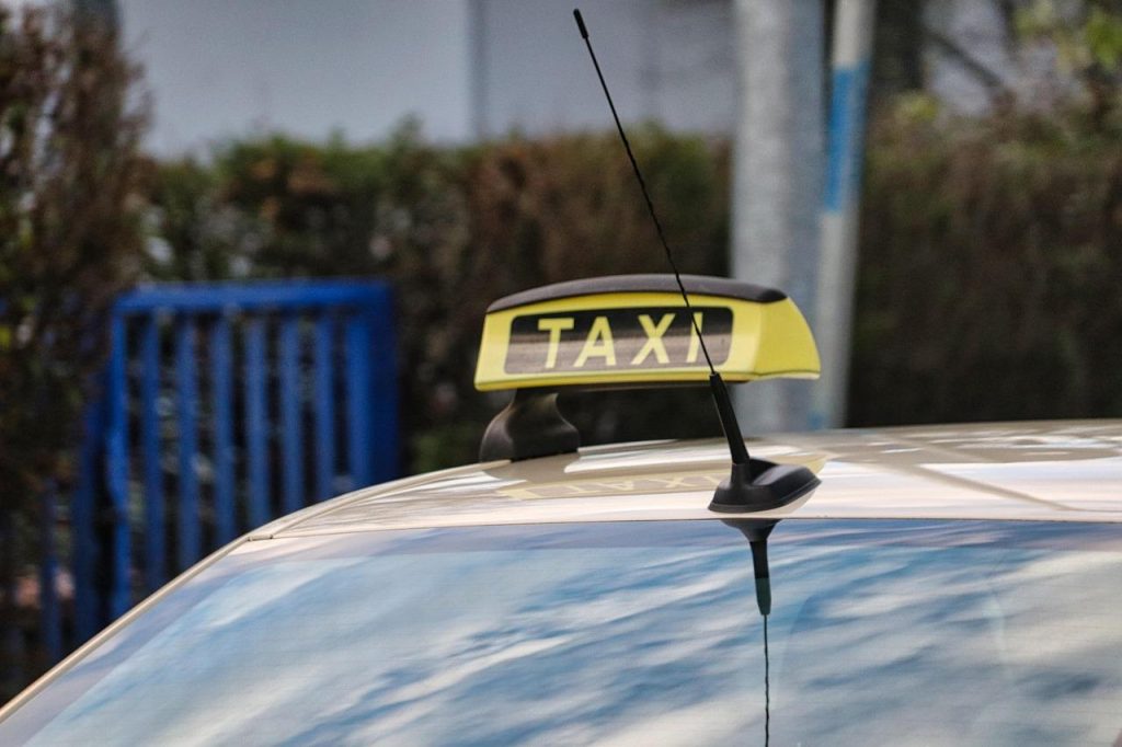 Leerlingenvervoer op maat: veilige taxirit voor kinderen naar school met professionele chauffeur
