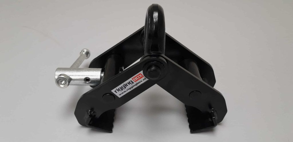 Beam clamp voor veilige ophanging aan stalen balken in theater- en podiumtechniek
