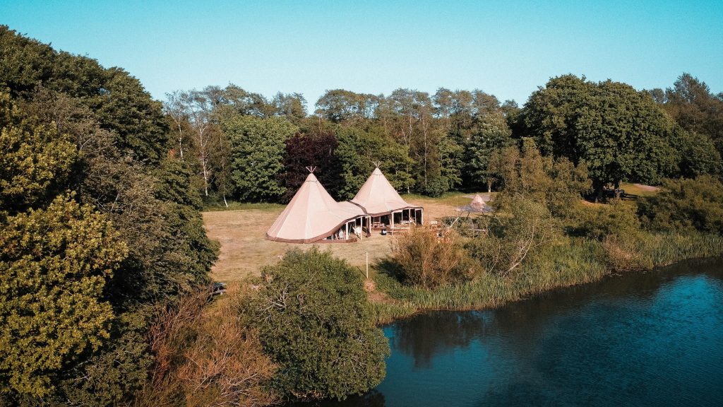 Tipi-tent huren voor elk seizoen met elegante styling en decoratie voor een sfeervolle bijeenkomst