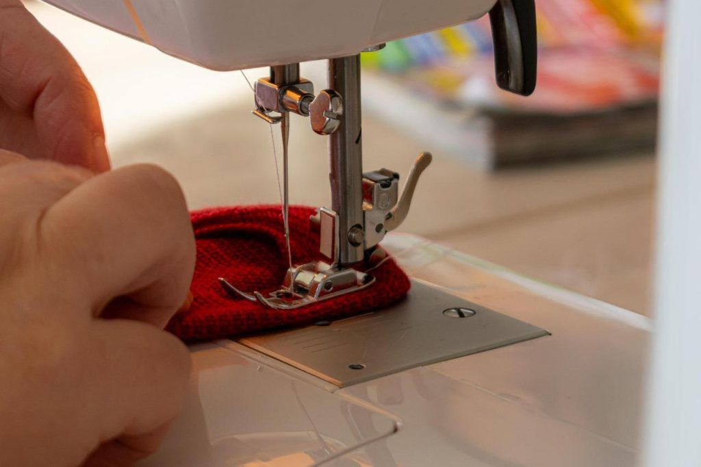 Professionele paspop gebruikt door kledingmakers in een atelier voor het afstellen van maat en pasvorm van zelfgemaakte kledi