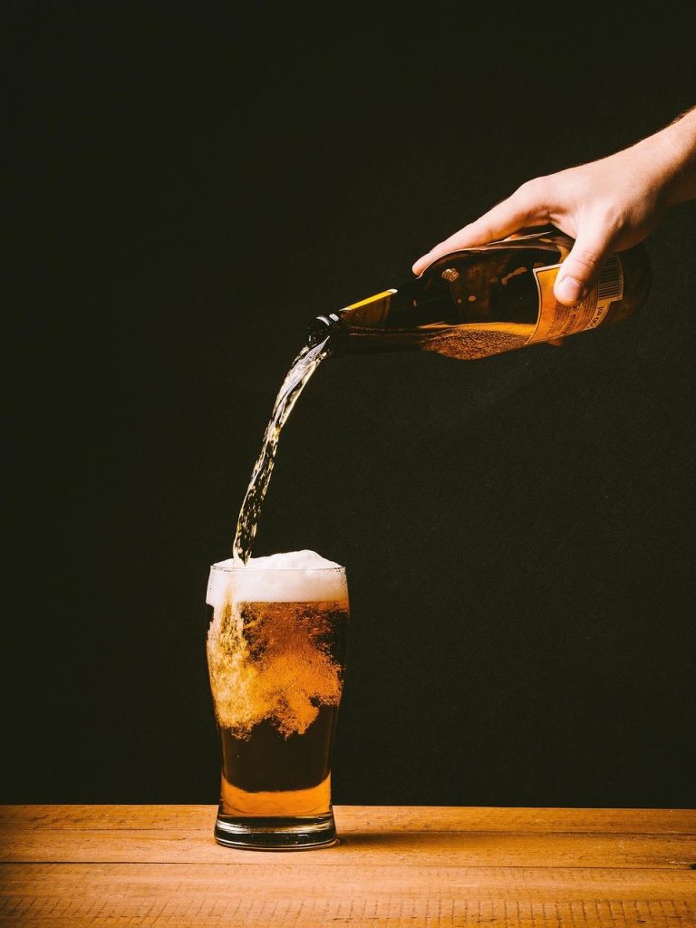 Mobiele bar met gekoelde drank en professioneel personeel dat meewerkt aan een feest