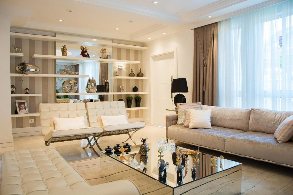 Akoestische wandpanelen in moderne woonkamer met houten latten voor geluiddemping en stijlvol design